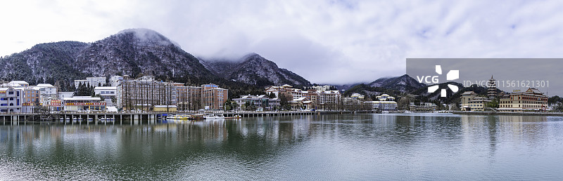 湖北省通山县九宫山镇的雪景全景图片素材