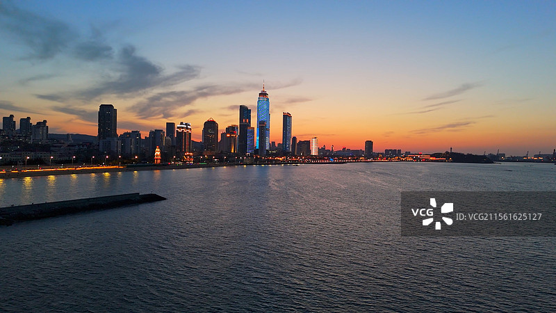 航拍山东烟台芝罘区滨海广场旅游大世界城市晚霞落日蓝调夜景CBD建筑科技繁华市中心海岸线风景全景图片素材