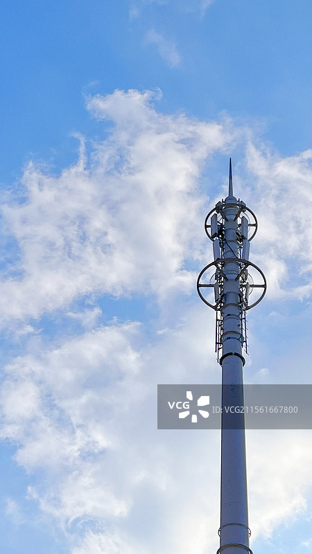 蓝天白云下的5G信号塔图片素材