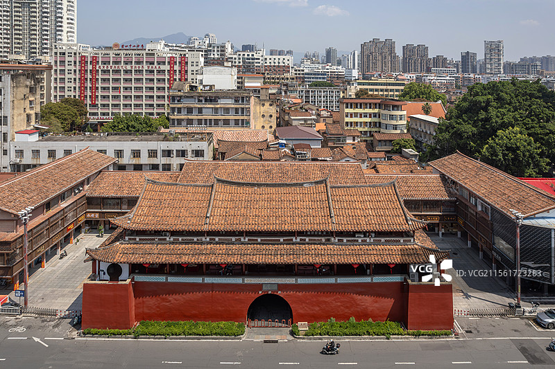 福建省莆田兴化府古城门，红墙古谯楼建筑的航拍图片素材