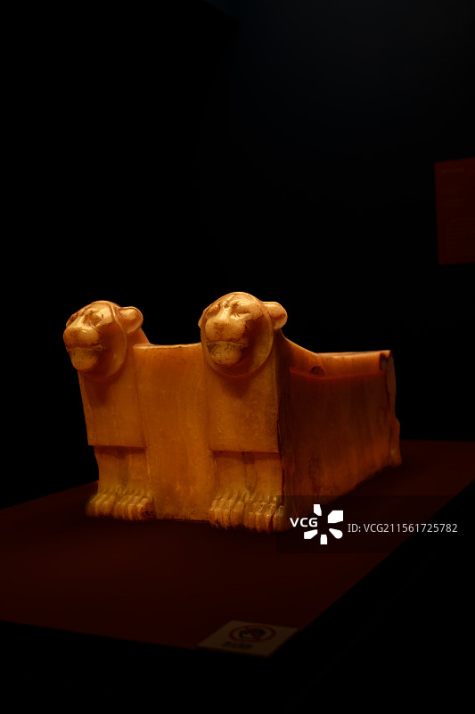 狮形浇祭供桌（方解石、雪花石膏），第3王朝。1860年于萨卡拉出土。埃及国家博物馆，上博古埃及大展图片素材