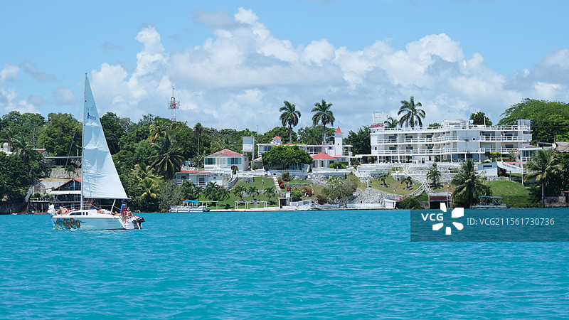 阳光下的墨西哥Bacalar泻湖图片素材