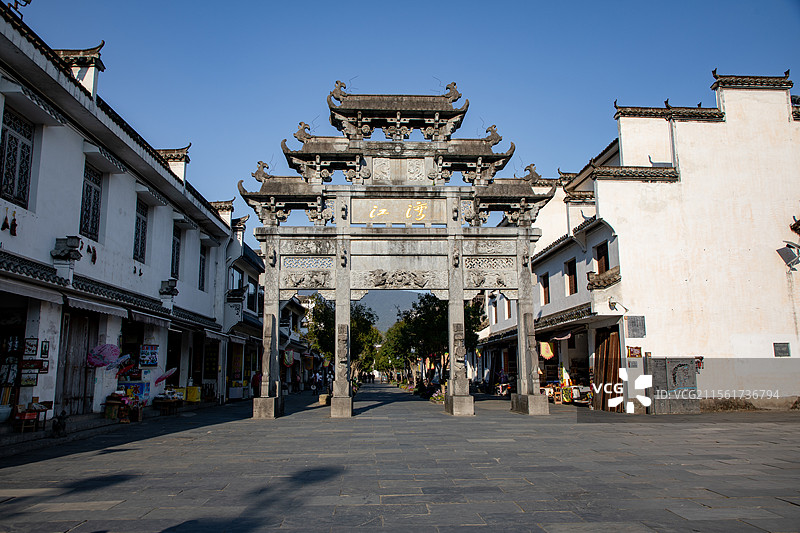 古韵牌坊与徽派建筑群图片素材