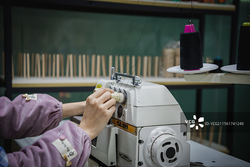 奢侈品箱包皮具皮鞋维修维护，穿针走线、上色修补，缝纫机图片素材