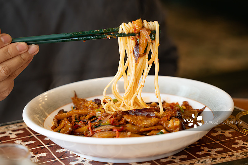 用筷子夹面的场景新疆辣子肉拌面图片素材