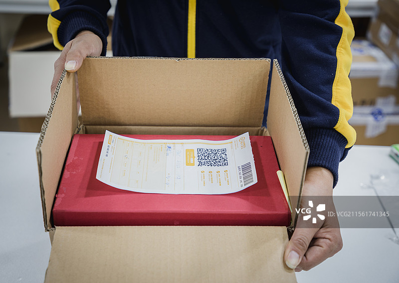 货物打包，快递发货，电商物流图片素材