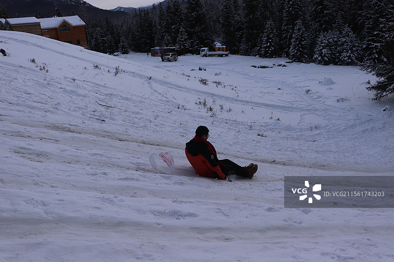 一个人在滑雪游戏图片素材