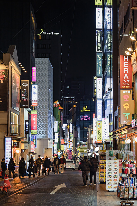 韩国首尔明洞的夜景图片素材