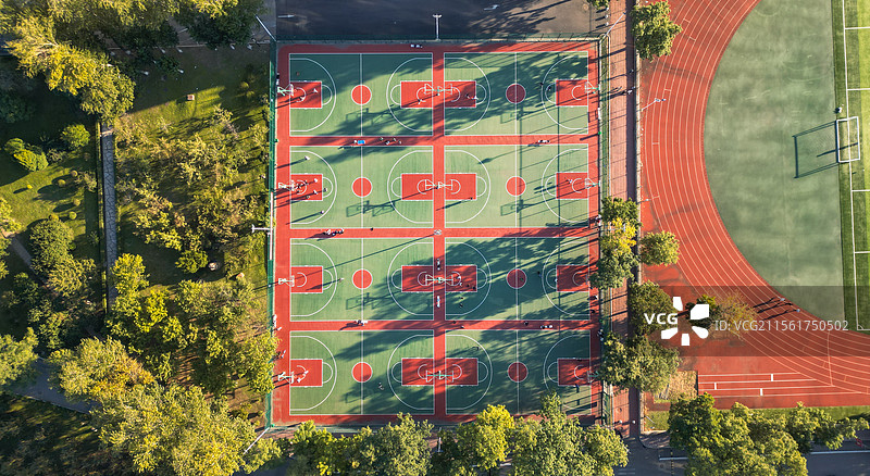 秋光下的律动：辽大崇山校区篮球场的空中诗画图片素材