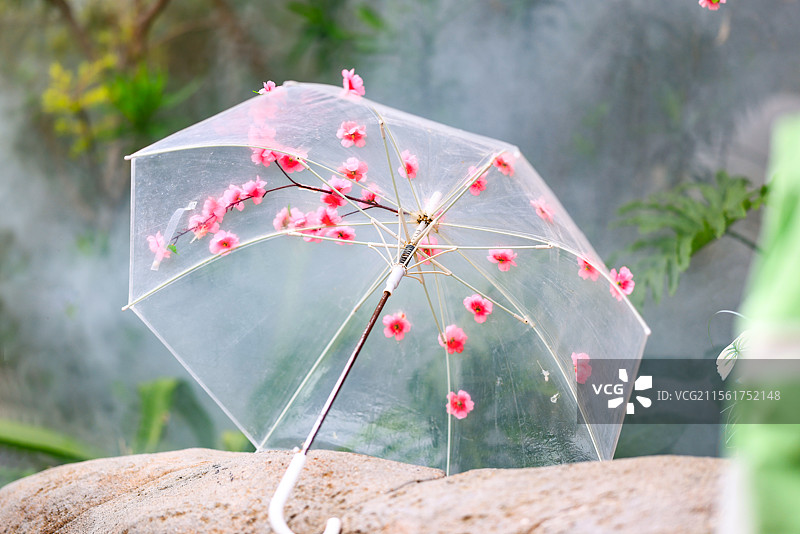 挂满玫瑰花的雨伞图片素材