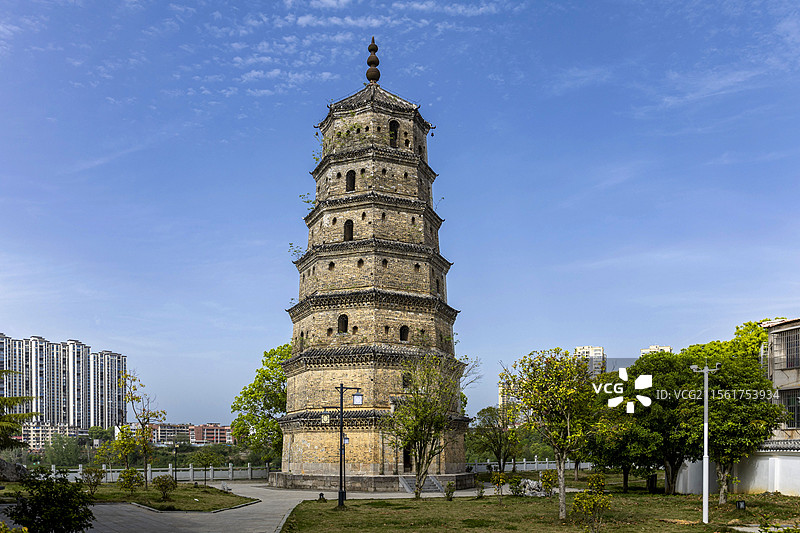 邵阳北塔，位于湖南省邵阳市北塔区江北乡资江急弯处的河湾北岸，是一座具有深厚历史和文化价值的古塔。图片素材
