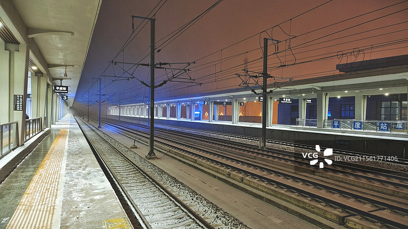 平度高铁站（雪夜站台）图片素材