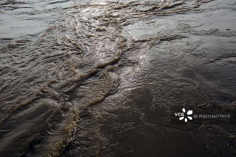 翻滚的洪水图片素材