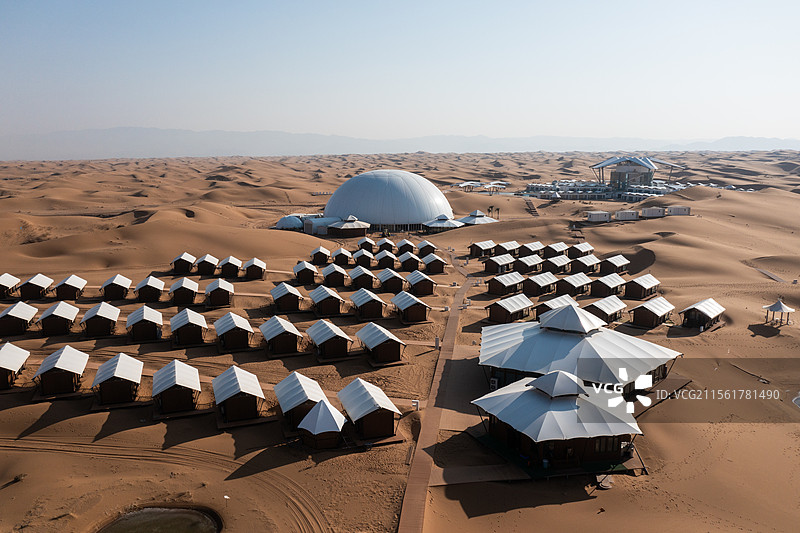 航拍宁夏中卫沙坡头沙漠里的星星酒店图片素材