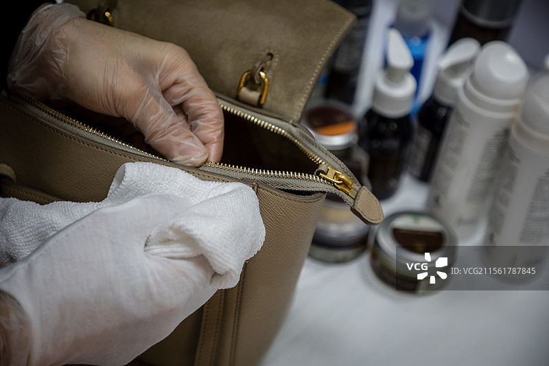 奢侈品箱包皮具皮鞋维修维护，穿针走线、上色修补，缝纫机图片素材