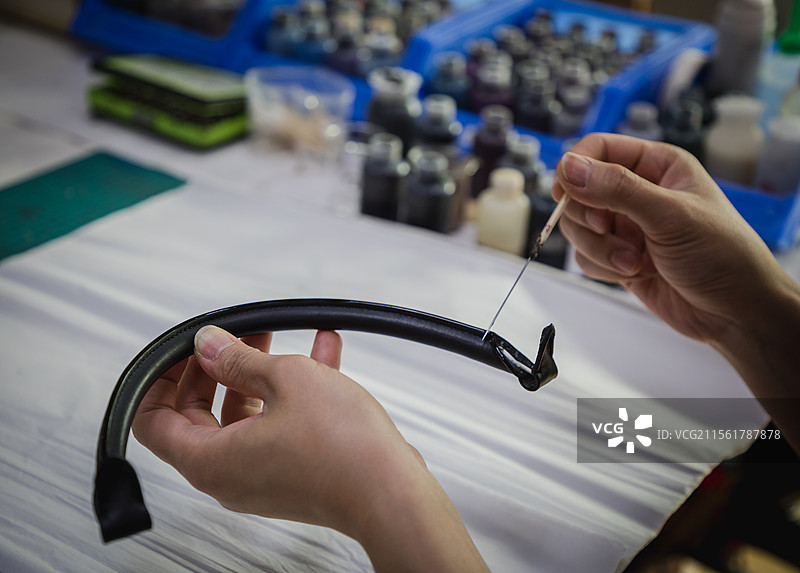 奢侈品箱包皮具皮鞋维修维护，穿针走线、上色修补，缝纫机图片素材