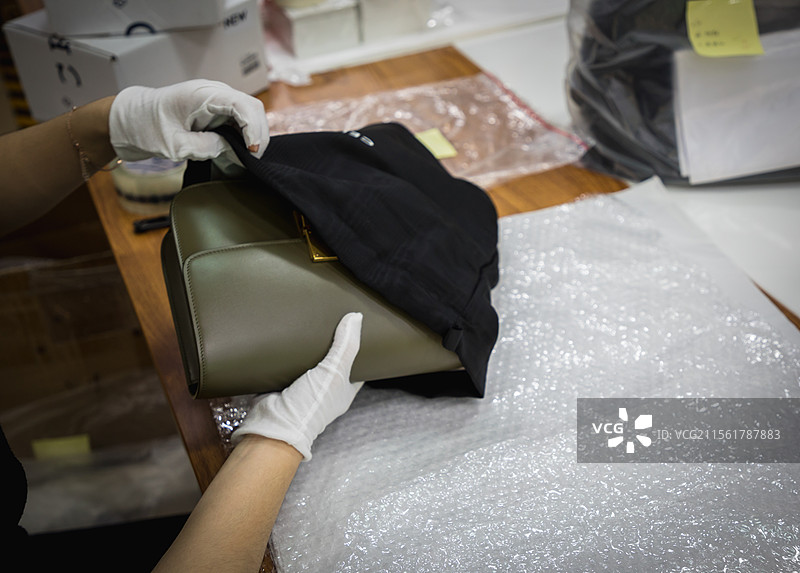 奢侈品箱包皮具皮鞋维修维护，穿针走线、上色修补，缝纫机图片素材