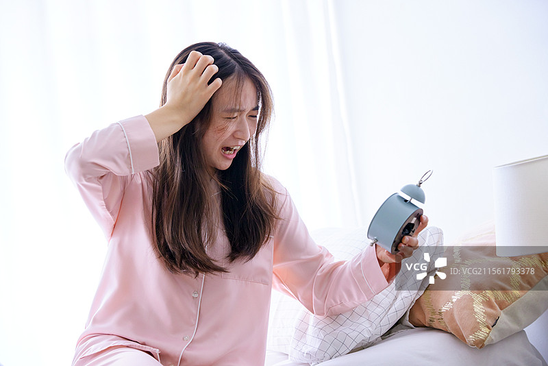 日本女学生在床上图片素材