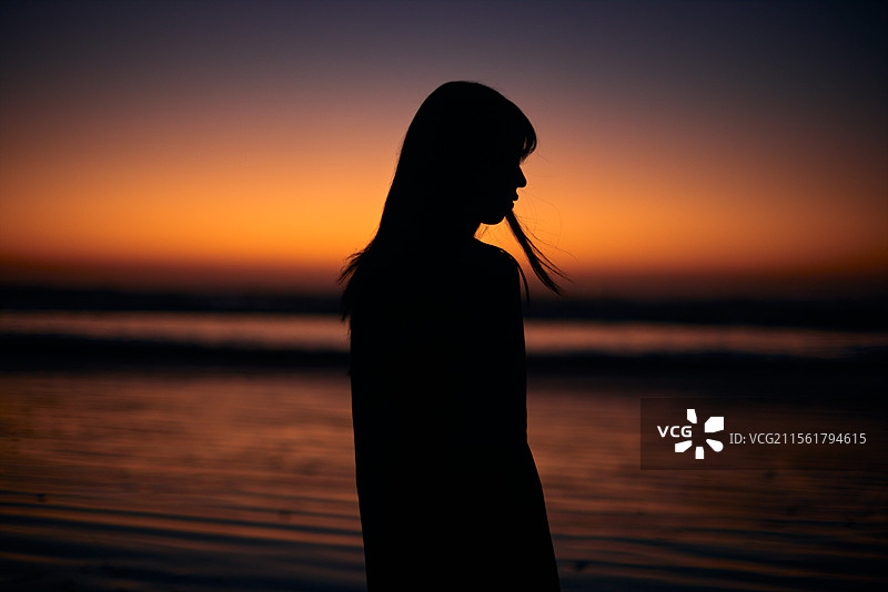 年轻的日本女性在海滩上图片素材