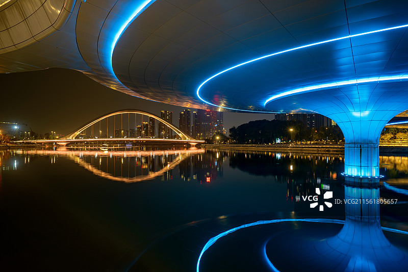 成都交子人行桥夜景灯光图片素材