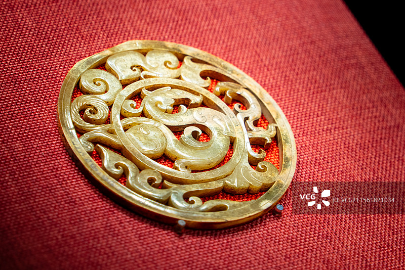 南越王博物馆馆藏文物透雕龙凤纹重环玉佩图片素材