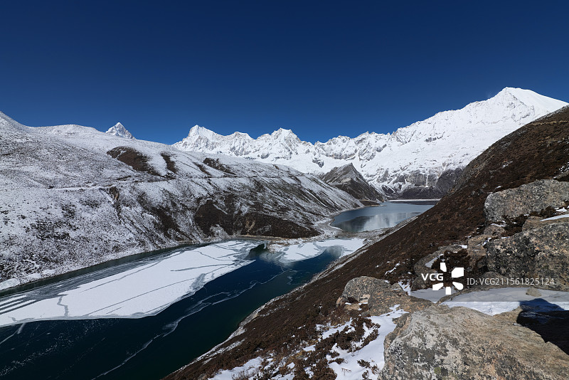 白玛林措（海拔4500米）与库拉岗日雪山（主峰海拔7538.1米）同框图片素材