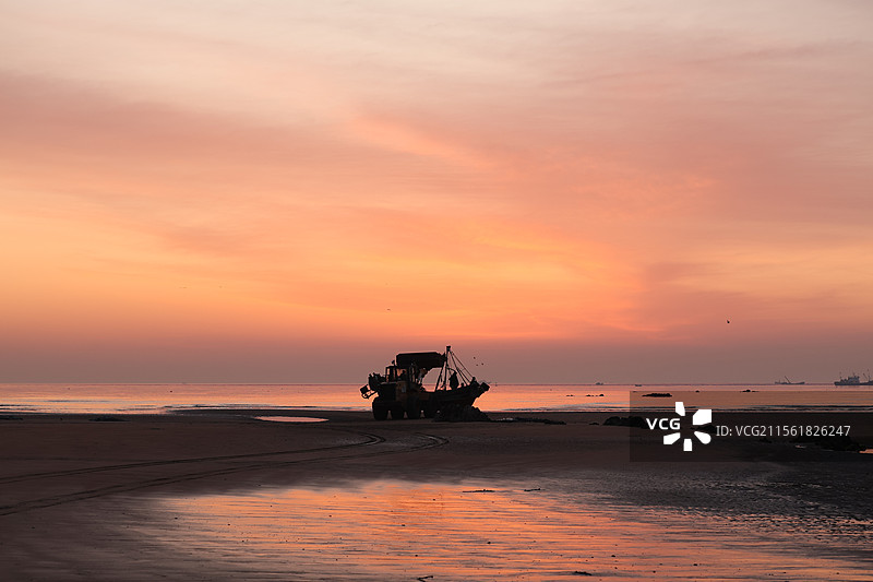 日出，朝霞下作业的渔船，磅礴大气图片素材