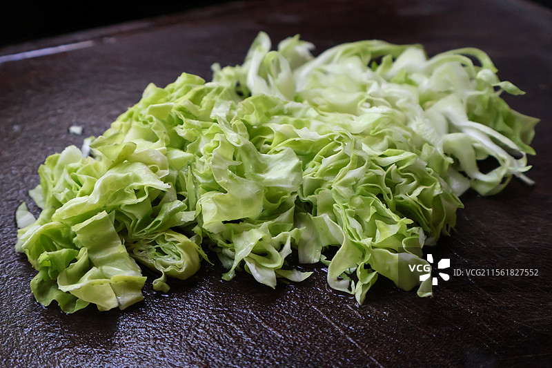 砧板上的包心菜丝特写图片素材