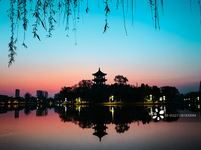 晨曦中的青岛莱西月湖公园湖心岛图片素材