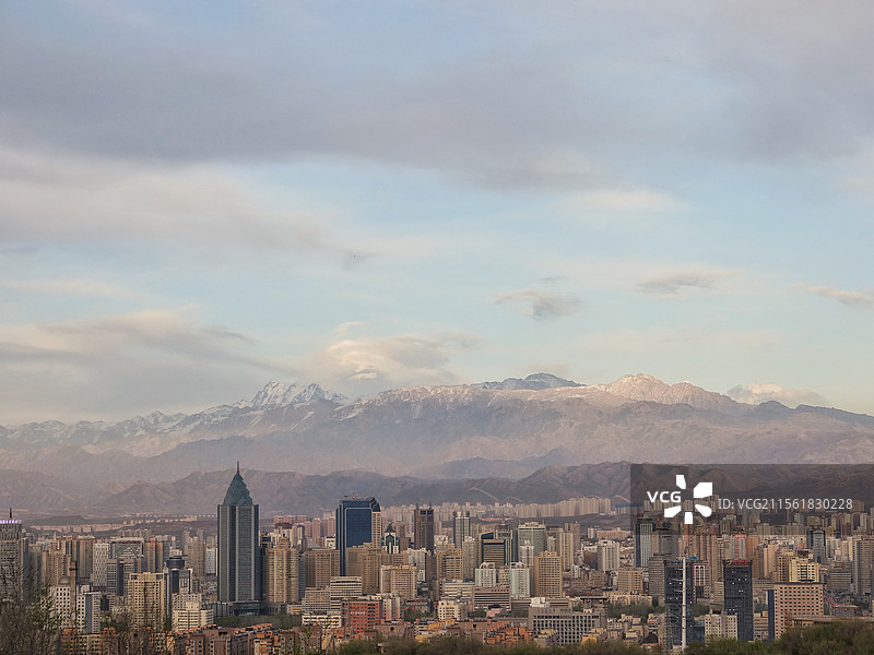 乌鲁木齐城市景观雪山博格达峰同框图片素材
