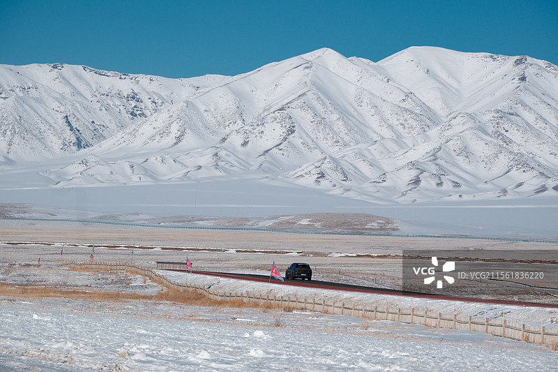 赛里木湖雪山公路风光图片素材
