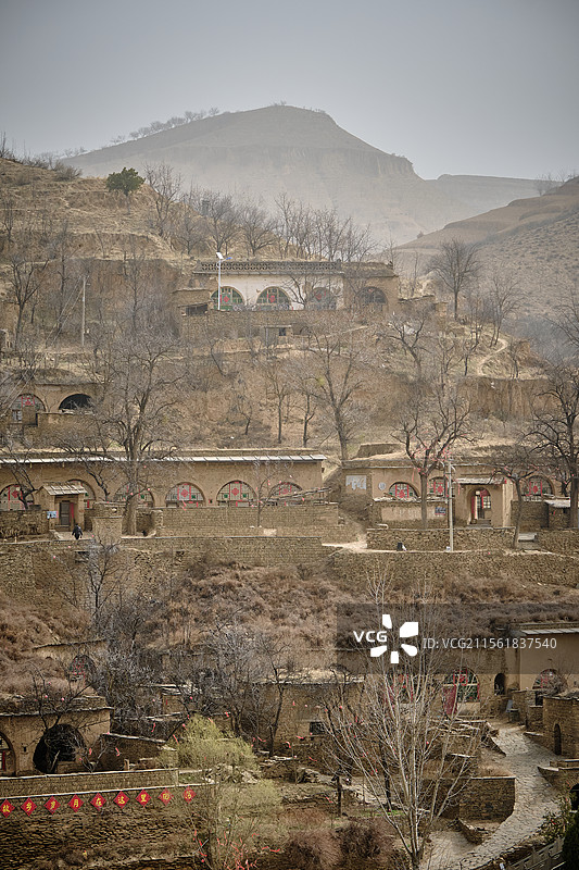 陕北黄土坡的农村窑洞，电视剧《平凡的世界》取景地，榆林绥德郭家沟村（双水村）。图片素材