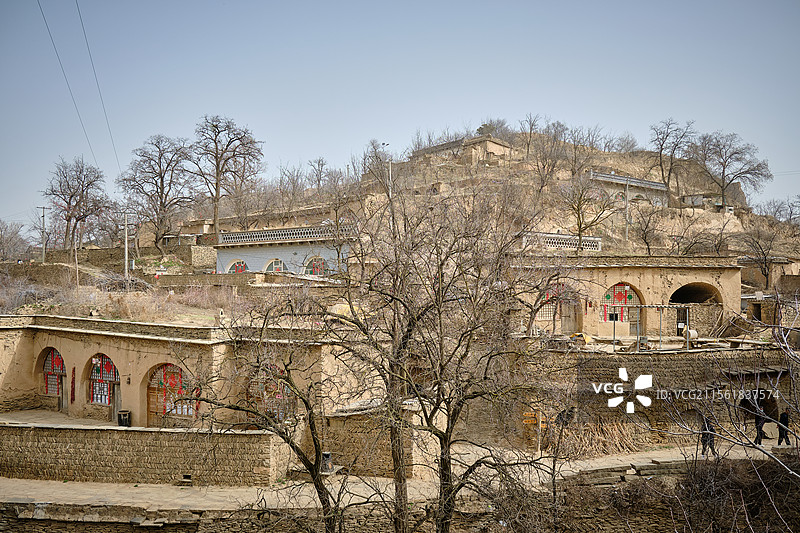 陕北黄土坡的农村窑洞，电视剧《平凡的世界》取景地，榆林绥德郭家沟村（双水村）。图片素材