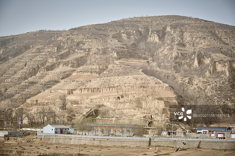 陕北黄土坡的农村窑洞，电视剧《平凡的世界》取景地，榆林绥德郭家沟村（双水村）。图片素材