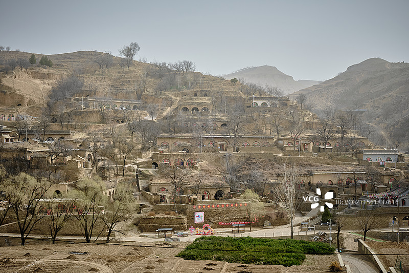陕北黄土坡的农村窑洞，电视剧《平凡的世界》取景地，榆林绥德郭家沟村（双水村）。图片素材