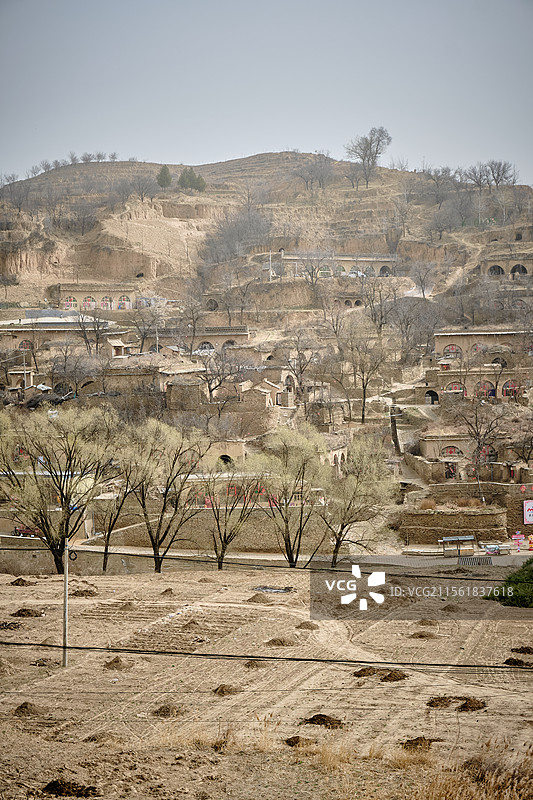 陕北黄土坡的农村窑洞，电视剧《平凡的世界》取景地，榆林绥德郭家沟村（双水村）。图片素材