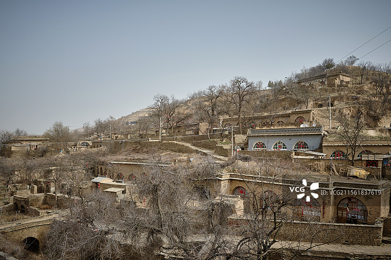 陕北黄土坡的农村窑洞，电视剧《平凡的世界》取景地，榆林绥德郭家沟村（双水村）。图片素材