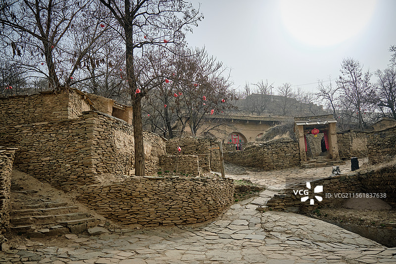 陕北黄土坡的农村窑洞，电视剧《平凡的世界》取景地，榆林绥德郭家沟村（双水村）。图片素材