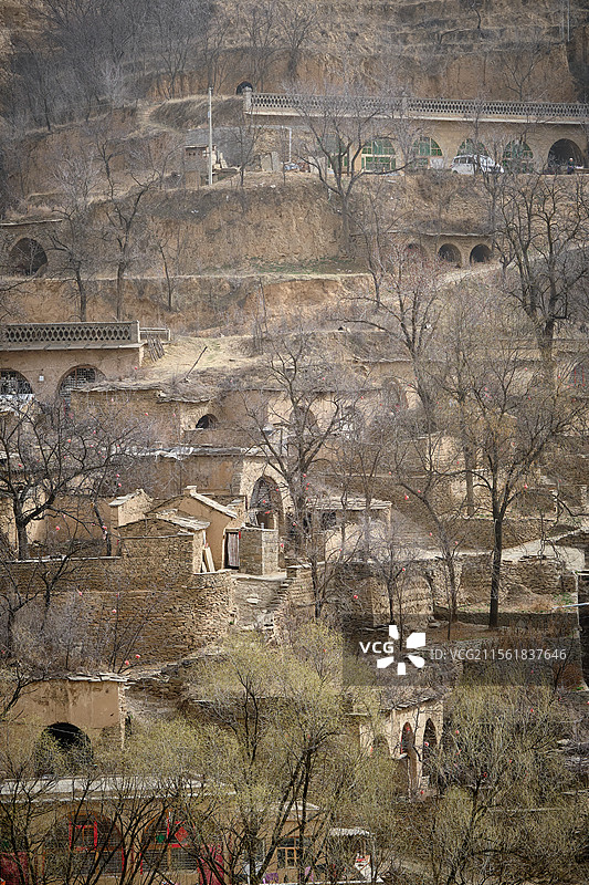 陕北黄土坡的农村窑洞，电视剧《平凡的世界》取景地，榆林绥德郭家沟村（双水村）。图片素材