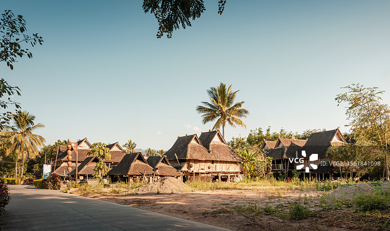 云南西双版纳傣族园孟乍村|最原始的傣家竹楼图片素材