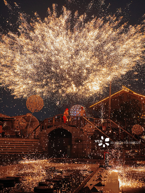 中国传统非遗文化打铁花图片素材