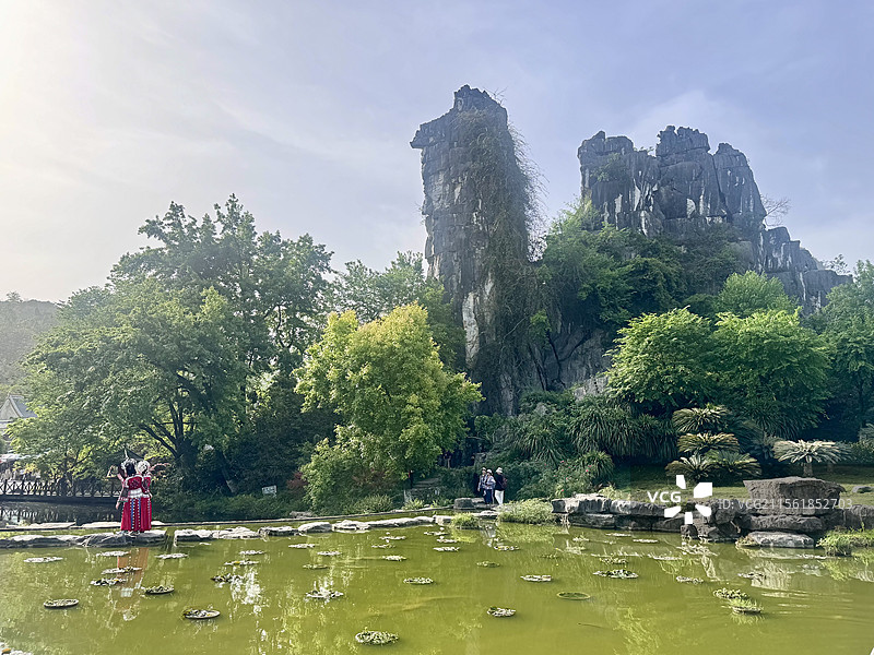 七星景区骆驼峰前身穿民族服饰女士图片素材