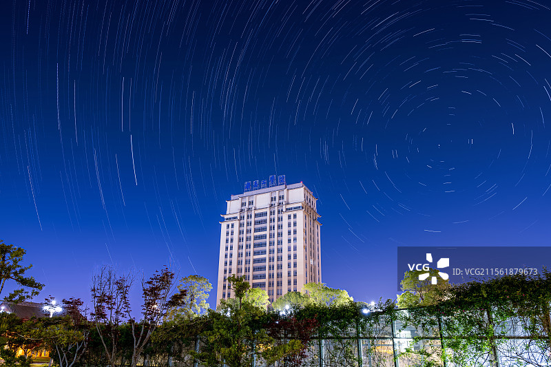 「银河垂落，碎成星群」图片素材
