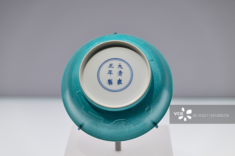 松石绿釉仿古铜纹碗，瓷碗，青花瓷，精美瓷器，清雍正，景德镇窑，陶瓷馆，古代陶瓷，上海博物馆东馆图片素材