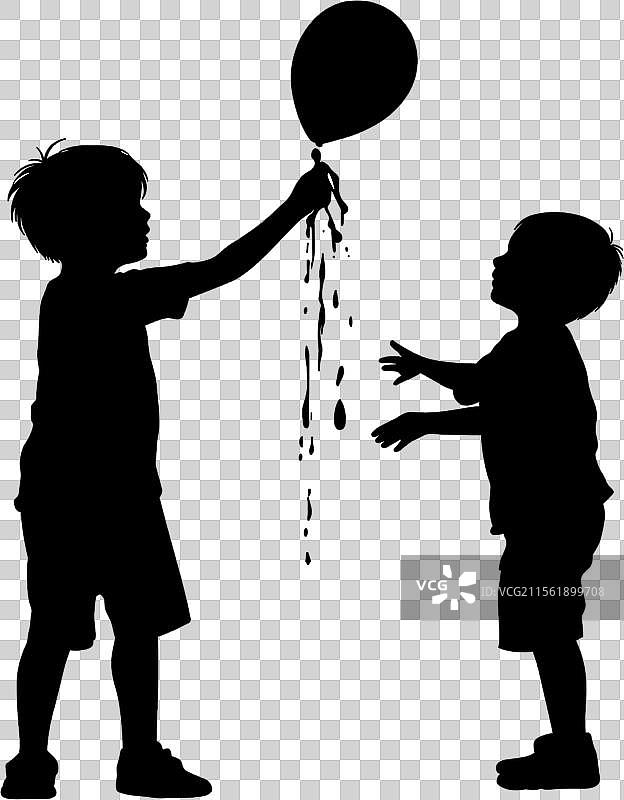 一个孩子正在进行水气球大战图片素材