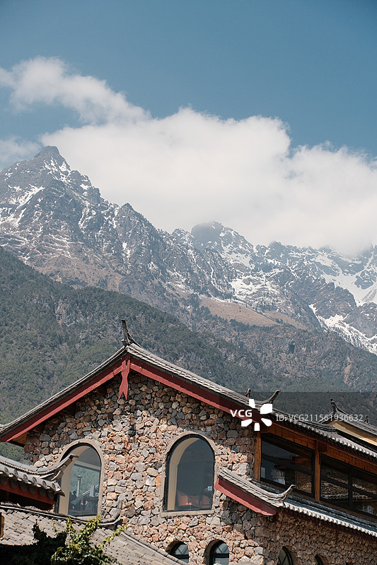 丽江玉龙雪山下的古城屋檐图片素材