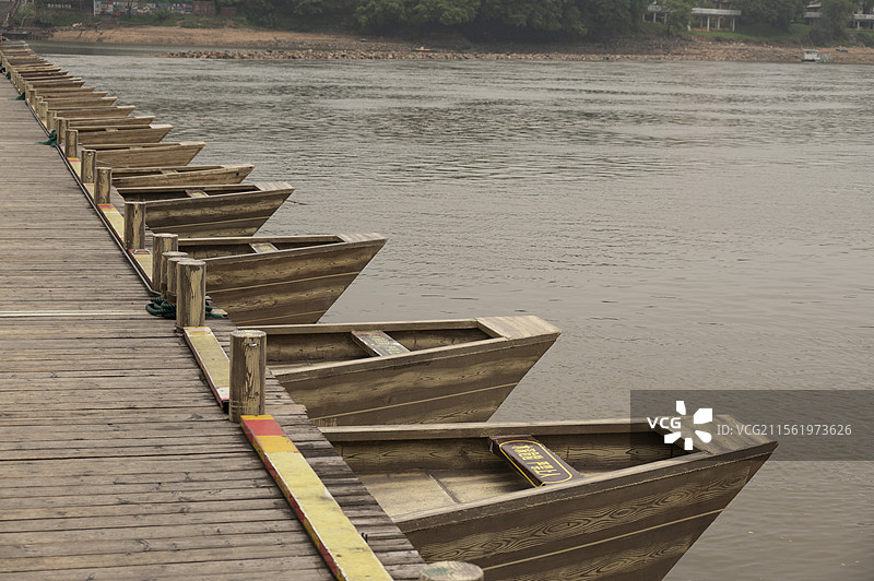 江西赣州古浮桥下面的连接舟板图片素材