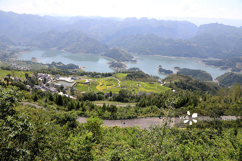 2025年4月被评选为世界地质公园的重庆市云阳地质公园龙缸景区玻璃廊桥土家女儿会篝火晚会摆手舞露营溶图片素材