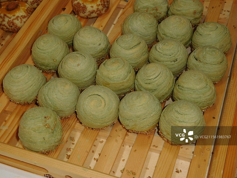 甜品店里的点心-抹茶酥图片素材