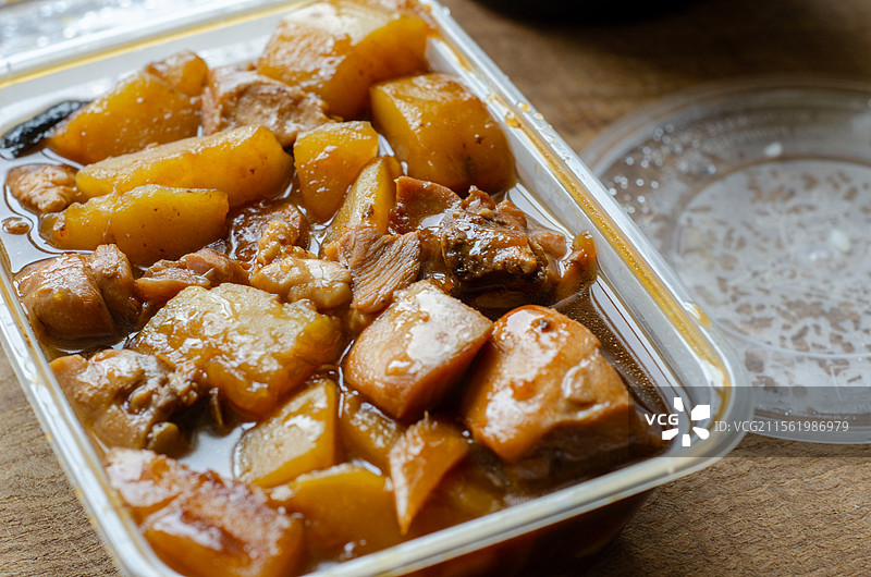 塑料盒内土豆炖鸡块图片素材